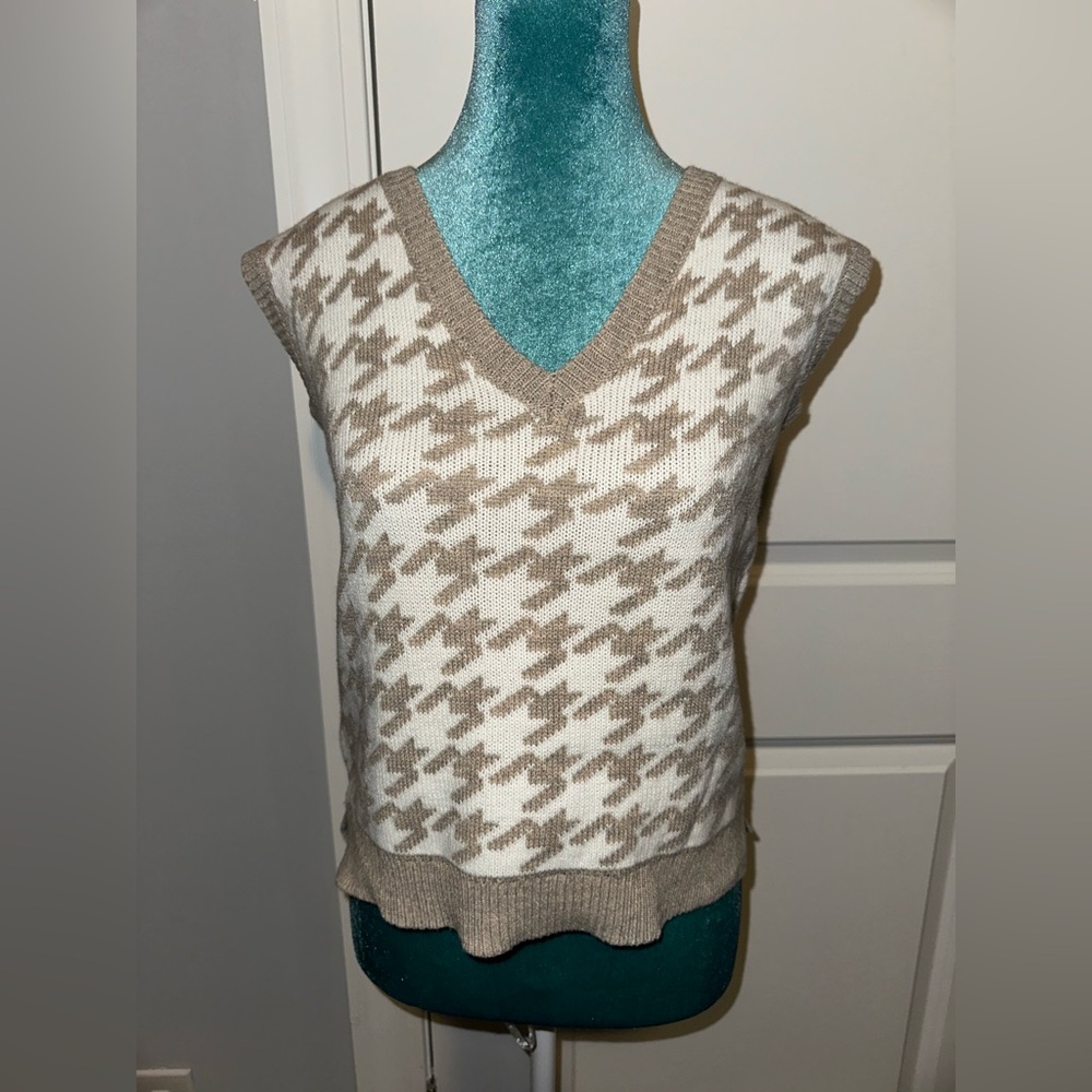 Patterned sweater vest 🤍✨